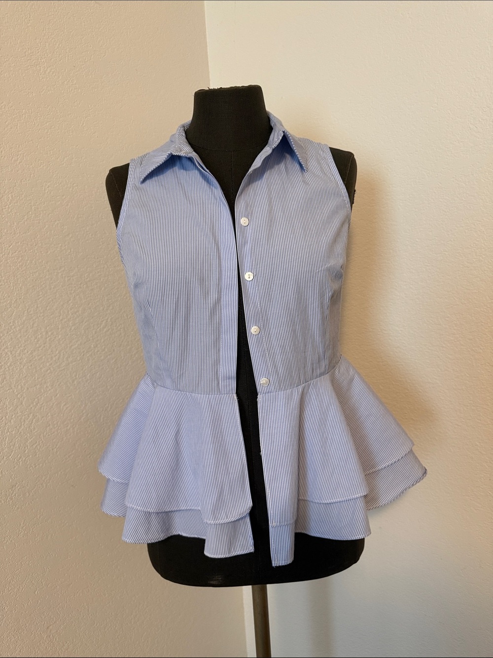 Romeo & Juliet Couture Light Blue Sleeveless Peplum Button-Up Top